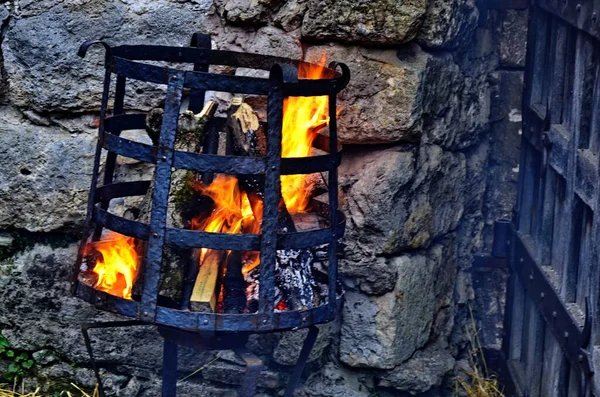 Vuur in een vuurkorf — Stockfoto