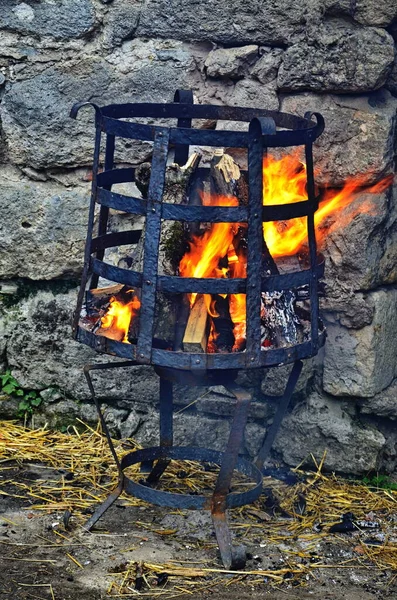 Fuego en una cesta de fuego —  Fotos de Stock