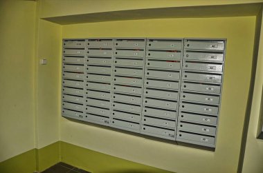 Bir apartmandaki posta kutusu odasında.