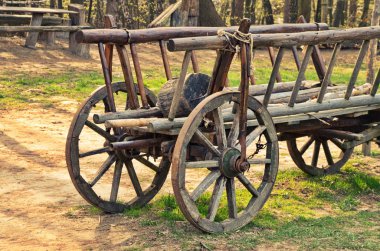 Eski bir at ya da eşek arabası. Yaklaş.