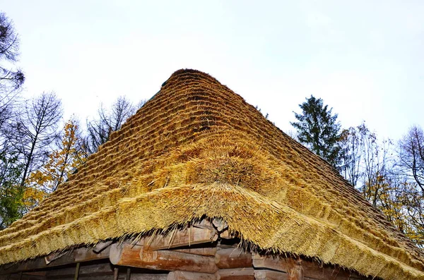 Tradition eines Strohdachs. — Stockfoto