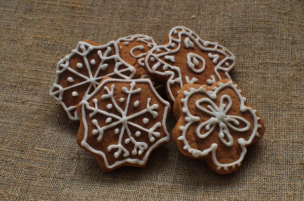 Lebkuchen hängen über Holzuntergrund — Stockfoto