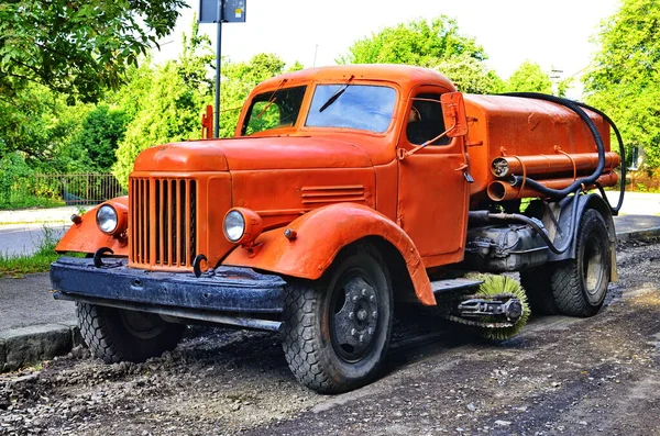 Vieille voiture de nettoyage . — Photo