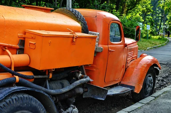 Vieille voiture de nettoyage . — Photo