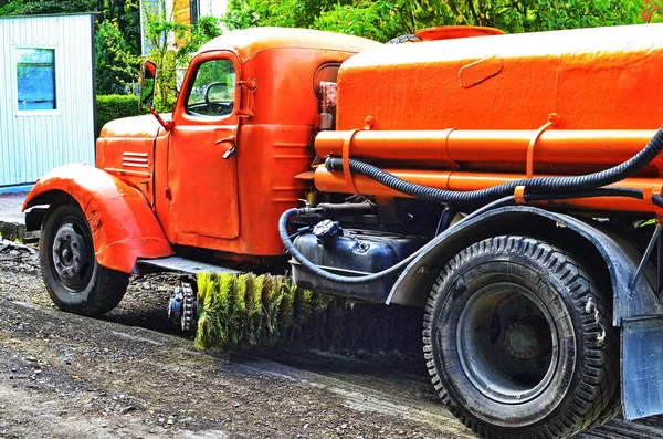 Vieille voiture de nettoyage . — Photo