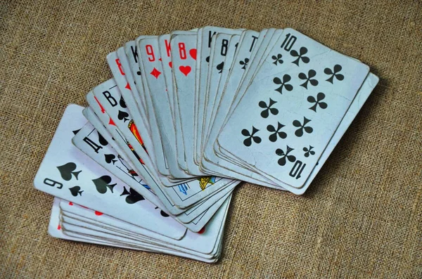 As cartas estão espalhadas antes do jogo . — Fotografia de Stock