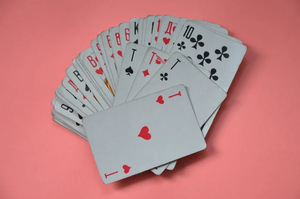 As cartas estão espalhadas antes do jogo . — Fotografia de Stock