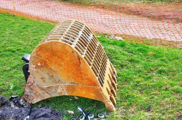 Graafemmer. Zware schep van een graafmachine — Stockfoto