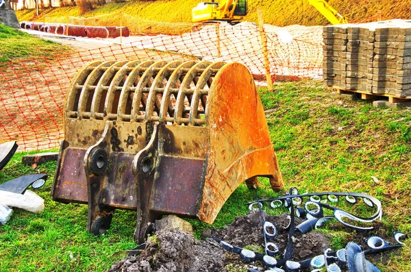 Graafemmer. Zware schep van een graafmachine — Stockfoto