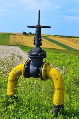 Doğal gaz vanası sarı renge boyanmış, yakın plan.