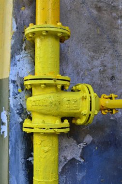 Doğal gaz vanası sarı renge boyanmış, yakın plan.