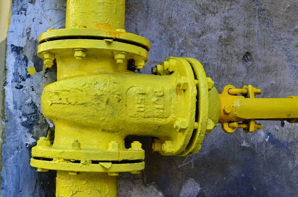 Válvula de gás natural pintada na cor amarela, close-up — Fotografia de Stock