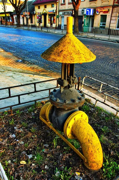 Válvula de gás natural pintada na cor amarela, close-up — Fotografia de Stock