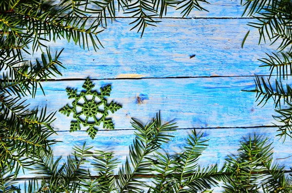 Kreatív elrendezés készült karácsonyi fa ágai. Lapos feküdt. Természet új év koncepció. — Stock Fotó