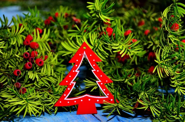 Diseño creativo hecho de ramas de árbol de Navidad. Acostado. Naturaleza concepto de Año Nuevo . — Foto de Stock