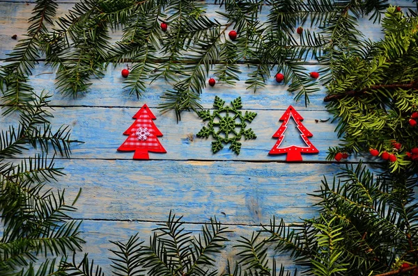 Creatieve lay-out gemaakt van de kerstboom takken. Flat lag. Natuur Nieuwjaar concept. — Stockfoto