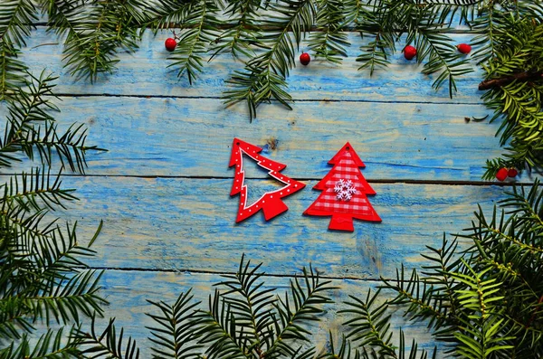 Diseño creativo hecho de ramas de árbol de Navidad. Acostado. Naturaleza concepto de Año Nuevo . — Foto de Stock