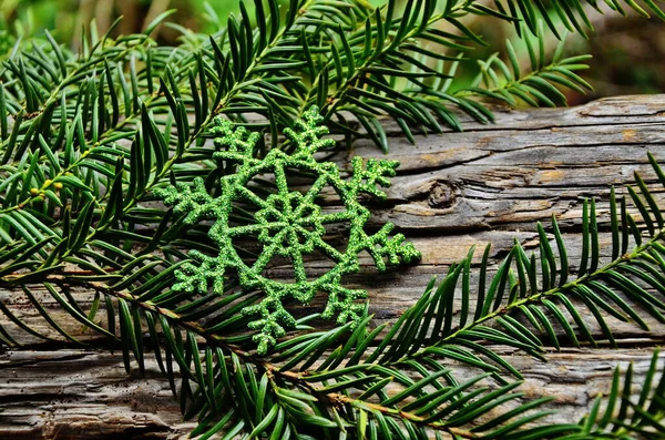 Diseño creativo hecho de ramas de árbol de Navidad. Acostado. Naturaleza concepto de Año Nuevo . — Foto de Stock