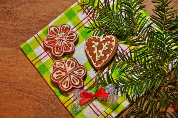 Festett karácsony gingerbreads fehér alapon. — Stock Fotó