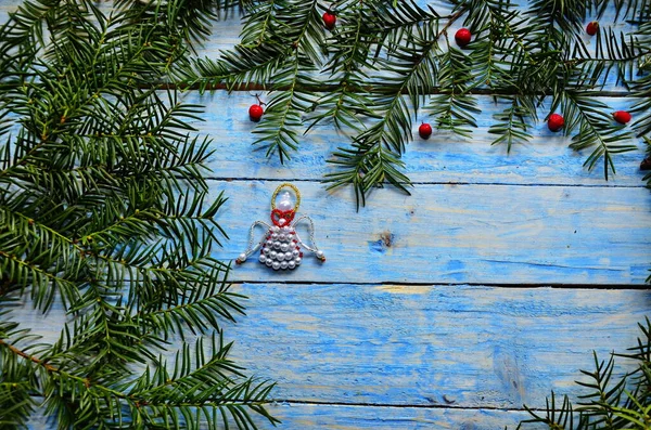 Karácsonyi angyal kompozíció egy kék háttér. — Stock Fotó