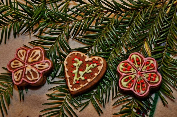 Geschilderde kerst gingerbroden op een witte achtergrond. — Stockfoto