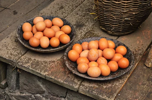 Яйца в корзине, яйца курицы в природе — стоковое фото