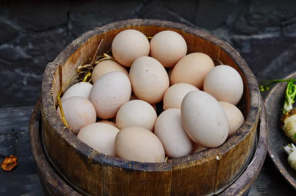 Яйца в корзине, яйца курицы в природе — стоковое фото