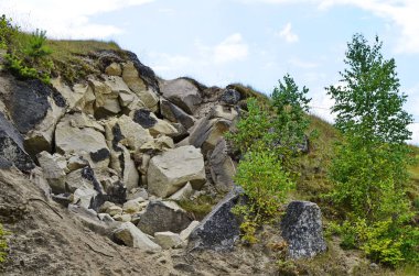 Taşların çökmesi ve Dünya 'nın kabuğunun tahrip edilmesi.