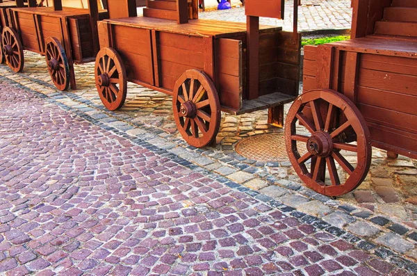 Banco de jardim de madeira estilizado para se assemelhar a um carrinho velho — Fotografia de Stock