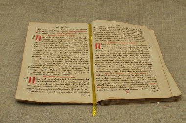 İncil ve Hristiyan sembolleri ortaya çıktı: haç, ikon, tespih.