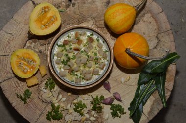 Kremalı balkabağı çorbası, Dill ve balkabağı tohumu, lezzetli yemek..