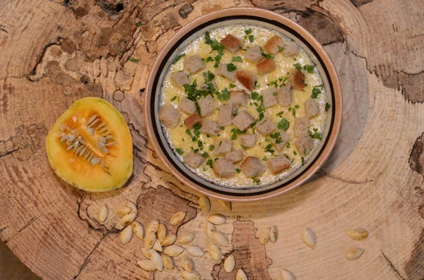 Dýňová polévka se smetanou, koprem a dýňovými semínky, lahodné jídlo. — Stock fotografie