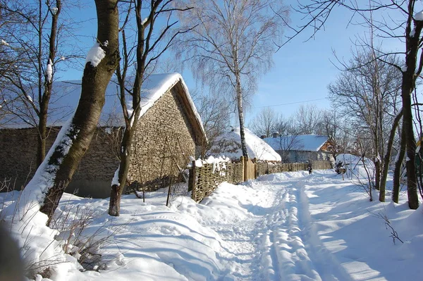 Inverno neve fazenda casa paisagem . — Fotografia de Stock