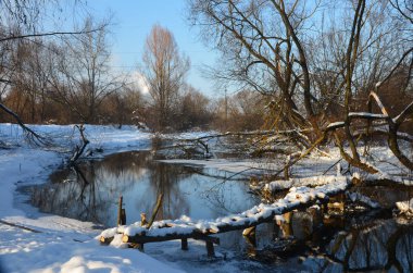 Kış günbatımı nehir manzarası.