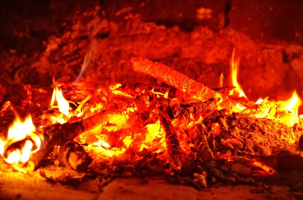 Fuego quema muy brillante en una chimenea y da calor — Foto de Stock