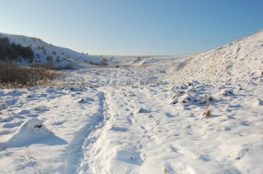 Önde kış soğuk günü.