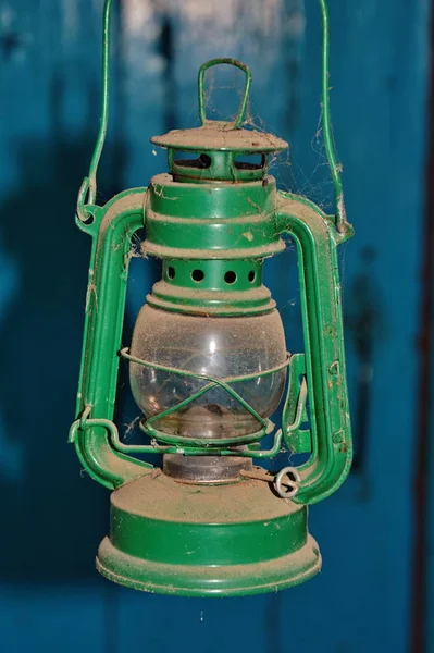 Керосиновая лампа. Винтажная парафиновая печь . — стоковое фото