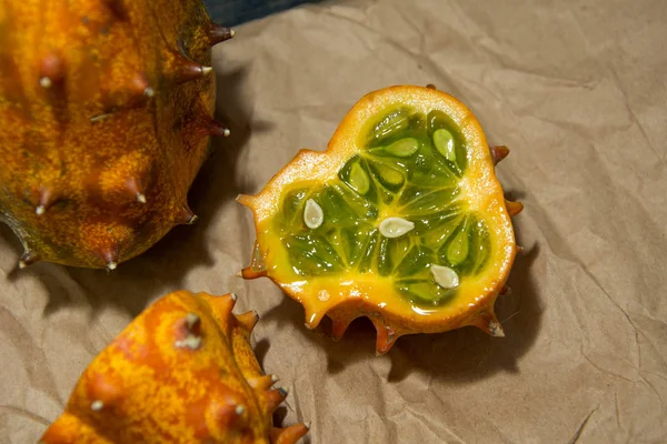 Exotische ungewöhnliche afrikanische Frucht Kiwano Melone (Antillen Gurke, gehörnte Melone, Anguria) — Stockfoto