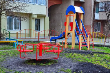 Güvenli Modern Çocuk Bahçesi. Kulübe yerleşiminde yeni oyun alanı.