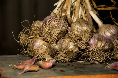 Pazarda satışa sunulan taze sarımsağın en üst görünümü, pişirmeye hazır (Allium sativum)