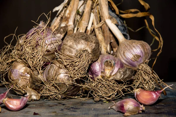 Pazarda Satışa Sunulan Taze Sarımsağın Üst Görünümü Pişirmeye Hazır Allium — Stok fotoğraf