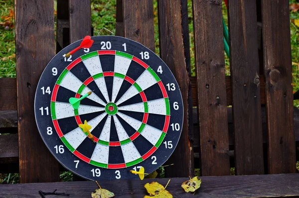 Gioco Freccette Con Dardo Nel Centro Del Bersaglio Freccette Colorate — Foto Stock