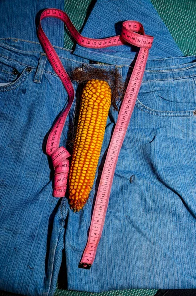 Кукурудза Стрічка Вимірюють Пеніс Фоні Джинсів — стокове фото