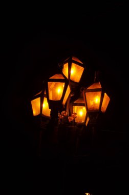 Lviv, Ukrayna.Street ışıkları ve eski şehrin Arnavut kaldırımlı sokak eski kasabasında gece Sokak. Konsept - seyahat, simgesel yapılar, mimari anıt, dünya mirası