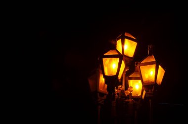 Lviv, Ukrayna.Street ışıkları ve eski şehrin Arnavut kaldırımlı sokak eski kasabasında gece Sokak. Konsept - seyahat, simgesel yapılar, mimari anıt, dünya mirası