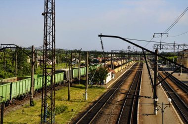 Tren yolu. Raylar ve çapraz bağları.