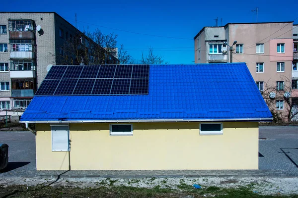 Zonne Energiesysteem Met Fotovoltaïsche Zonnepanelen Dak — Stockfoto