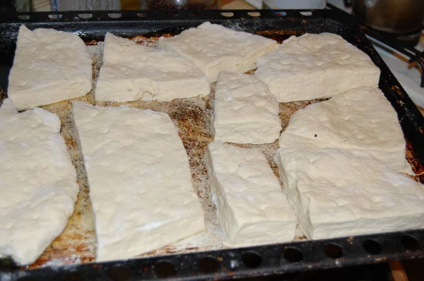 パンにパンを焼くための非ローストソーセージを用意生地 — ストック写真