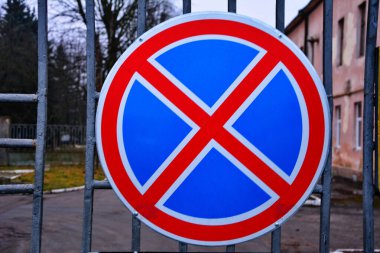 Duran araçları yasaklayan bir titreme işareti. İşaretler kullanılarak yollarda trafiğin düzenlenmesi.