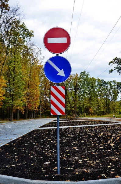 Titreme Işareti Giriş Yasaktır Hareketin Yönünün Göstergesi Trafik Işaretlerine Göre — Stok fotoğraf